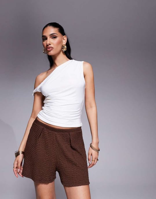 ASOS DESIGN texturerade shorts i choklad - Image 1
