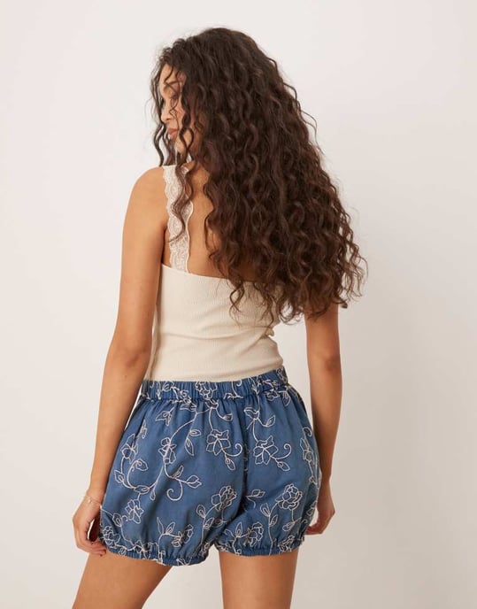 ASOS DESIGN bloomer-shorts med blommönster i tvättad marinblå - Image 4
