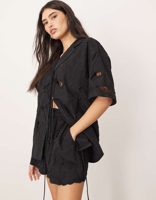 ARRANGE klipparbetad broderad shorts co-ord i svart - Image 2