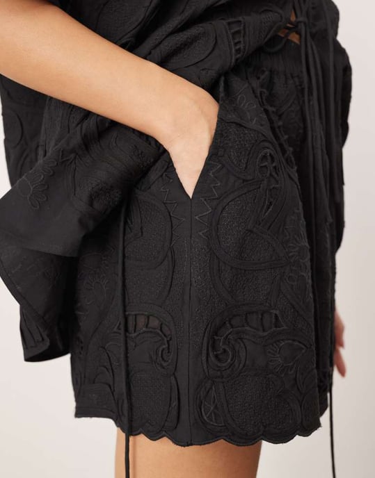 ARRANGE klipparbetad broderad shorts co-ord i svart - Image 4