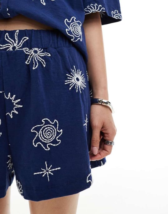 ASOS DESIGN boxershorts-set med solsticebroderi i marinblå - Image 2