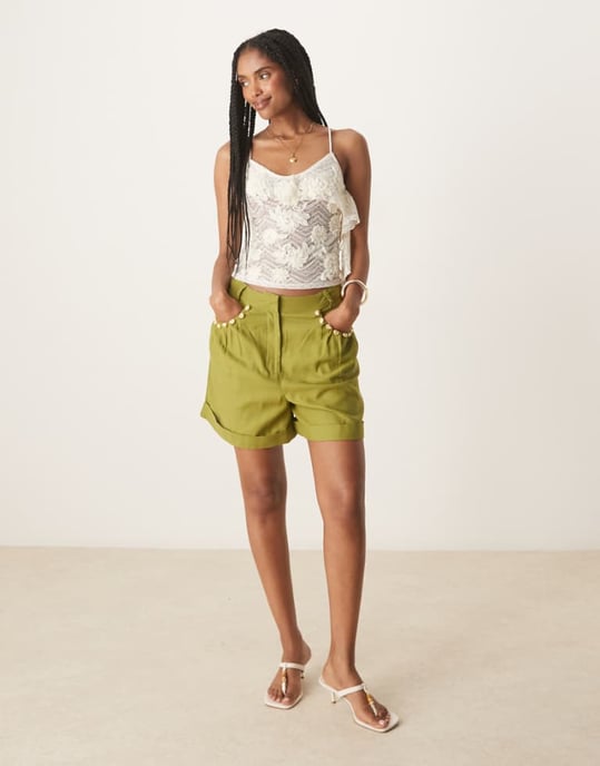 ASOS DESIGN skräddarsydda linne-look a-linjeade shorts med pärldetalj i oliv - Image 1