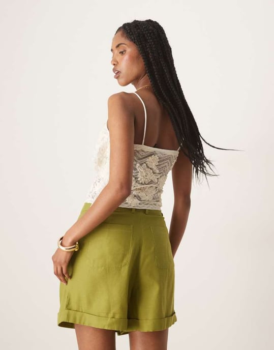 ASOS DESIGN skräddarsydda linne-look a-linjeade shorts med pärldetalj i oliv - Image 3