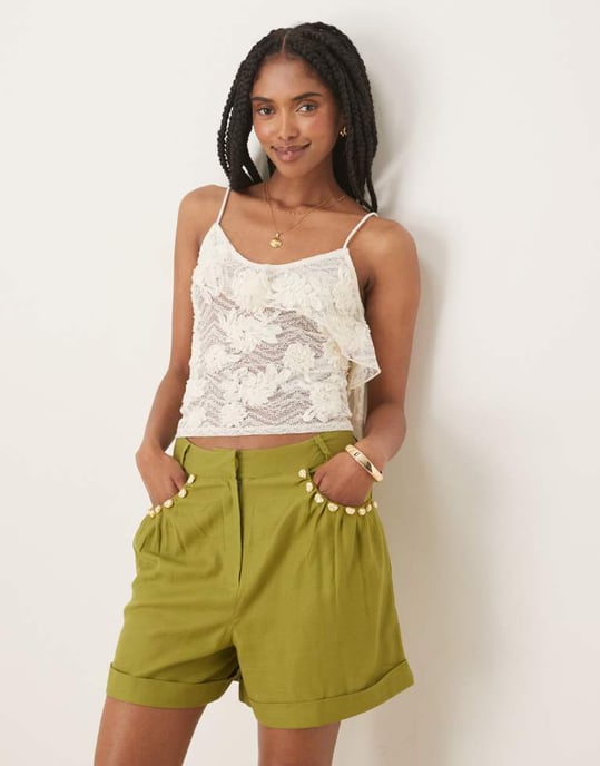 ASOS DESIGN skräddarsydda linne-look a-linjeade shorts med pärldetalj i oliv - Image 4