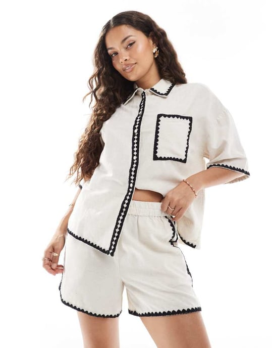 Vero Moda Petite avslappnade shorts-set med kontrasterande sömmar i krämfärg - Image 2