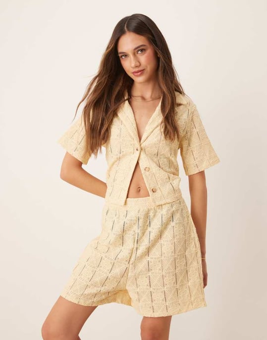 ASOS DESIGN co-ord halvgenomskinliga virkade boxiga shorts i gräddfil - Image 2