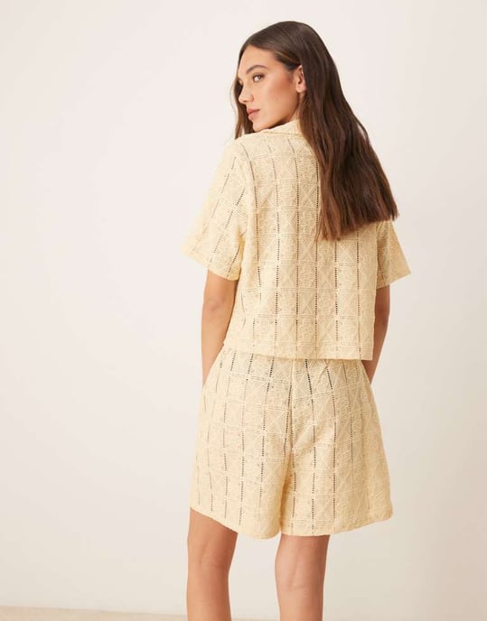 ASOS DESIGN co-ord halvgenomskinliga virkade boxiga shorts i gräddfil - Image 4