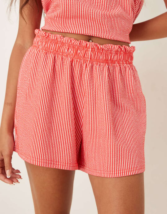 Gina Tricot matchande texturerade shorts med volangkant i röd rand - Image 2