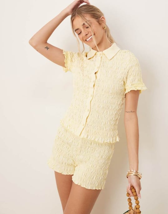 ASOS DESIGN shirred detalj mikrokort koord i tvättad krämfärg - Image 3