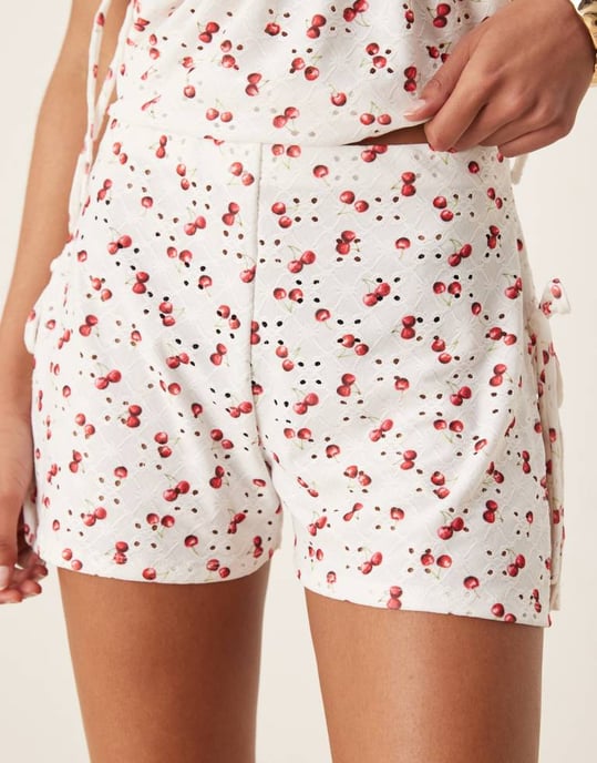 ASOS DESIGN broderade shorts set i körsbärstryck - Image 2