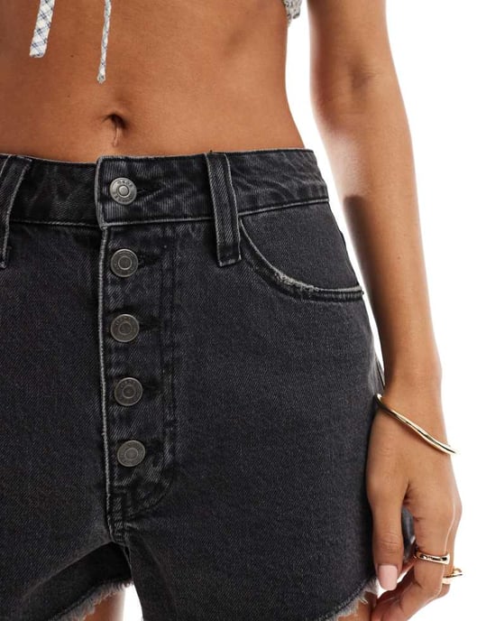 ASOS DESIGN denim A-linje korta byxor med knappframsidan i tvättad svart - Image 4