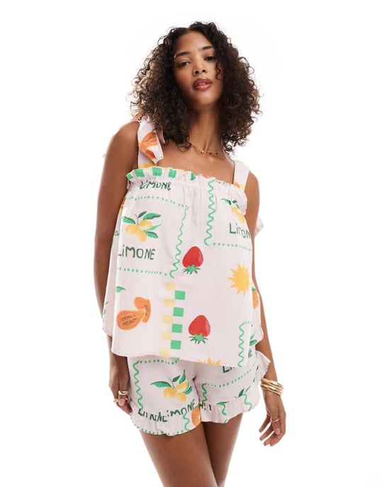 Pieces högmidjad shorts co-ord i blekrosa frukttryck - Image 1