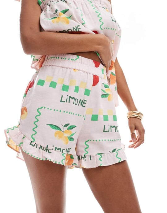 Pieces högmidjad shorts co-ord i blekrosa frukttryck - Image 3