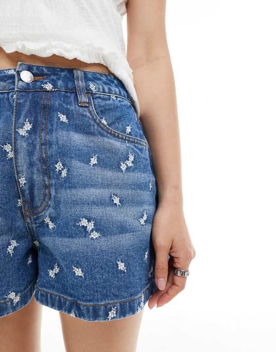 Miss Selfridge all-over broderad denimshorts i medtvätt - Image 3