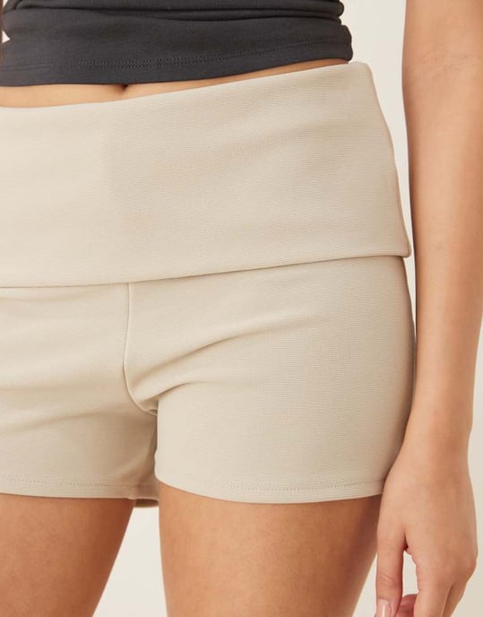 ASOS DESIGN vik över ribbad hotpant-short i sten - Image 2