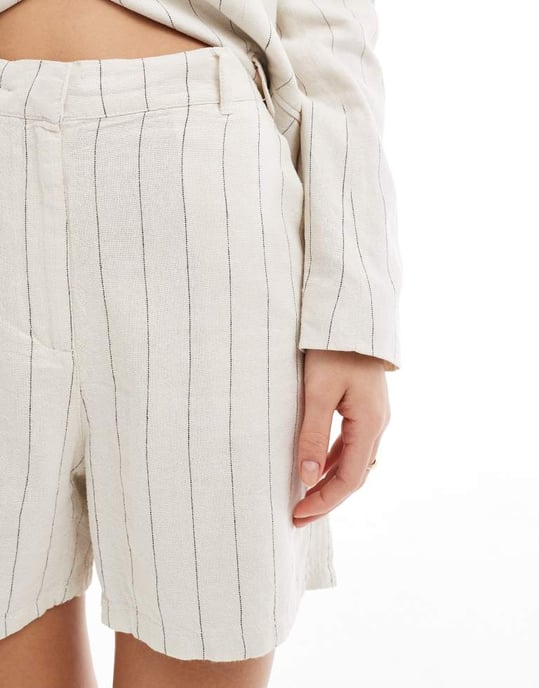 Vero Moda mixa och matcha linnekänsla skräddarsydda shorts co-ord i havre rand - Image 4