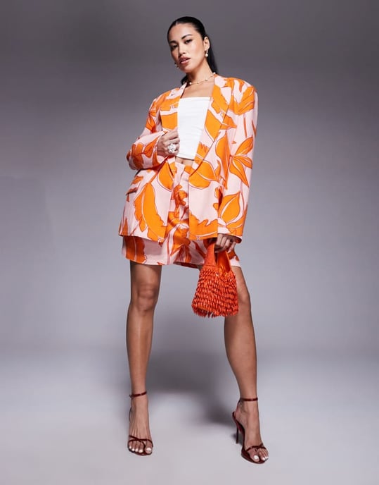 ASOS DESIGN hög midja sömdetaljer skräddarsydda shorts co-ord i linnetyg med palmtryck - Image 2