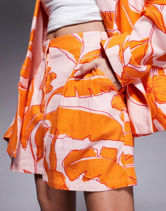 ASOS DESIGN hög midja sömdetaljer skräddarsydda shorts co-ord i linnetyg med palmtryck - Image 3