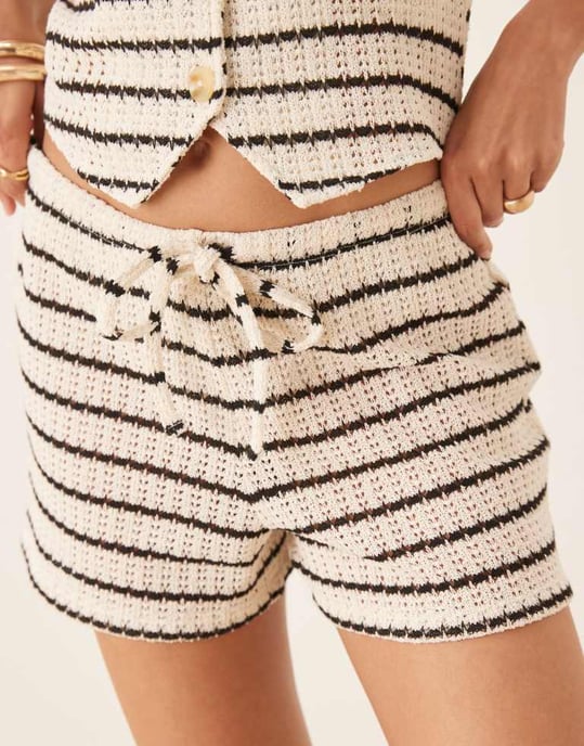 Gina Tricot samordnad virkade shorts i ljusbeige och svart rand - Image 2