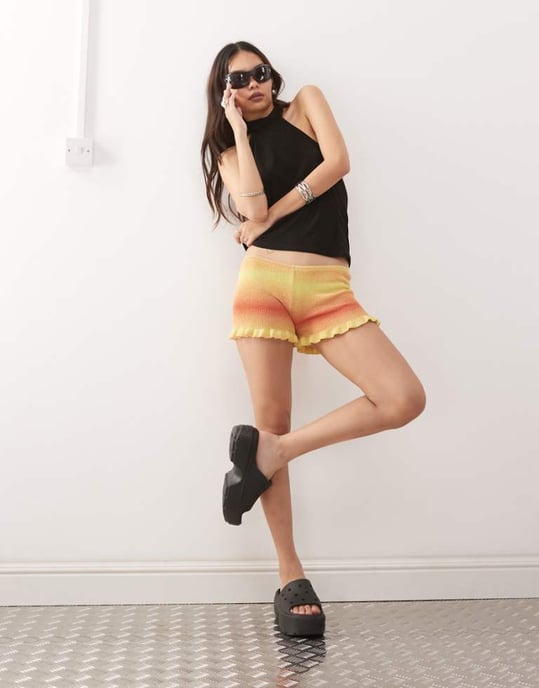 Monki stickade shorts med salladssöm i röd och gul melerad rand - Image 1