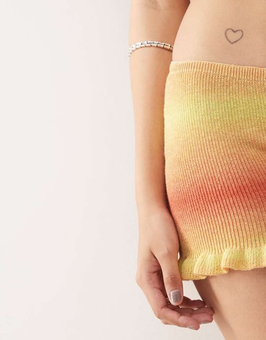 Monki stickade shorts med salladssöm i röd och gul melerad rand - Image 3