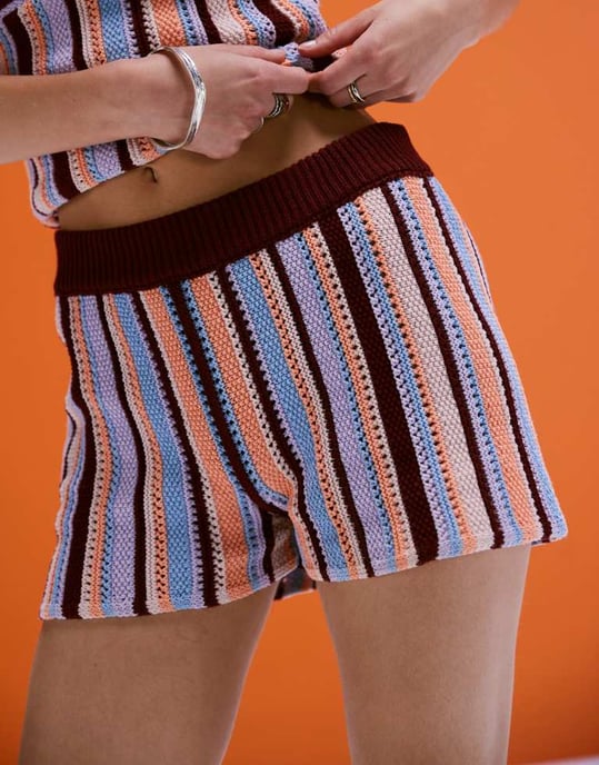 ASOS DESIGN mock crochet flerfärgad stickad knicker short i flerfärgad rand - Image 3