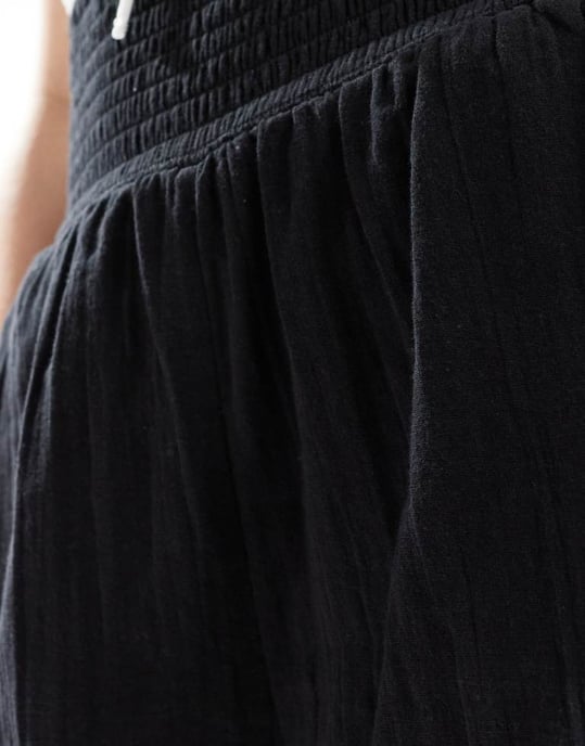 ASOS DESIGN shorts med elastisk midja i texturerad bomull i svart - Image 4