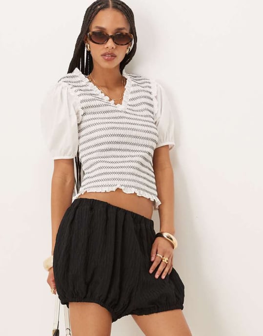 ASOS DESIGN textured stripe bloomer shorts i svart - Image 1