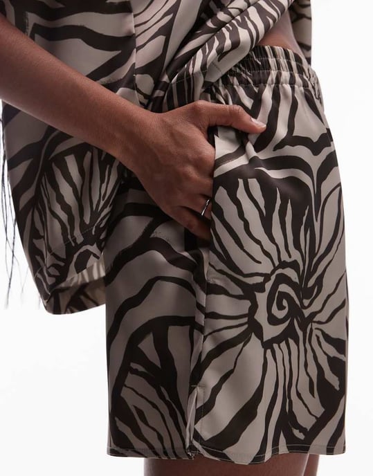 Topshop samordnad skaltryck satinshorts i choklad - Image 2