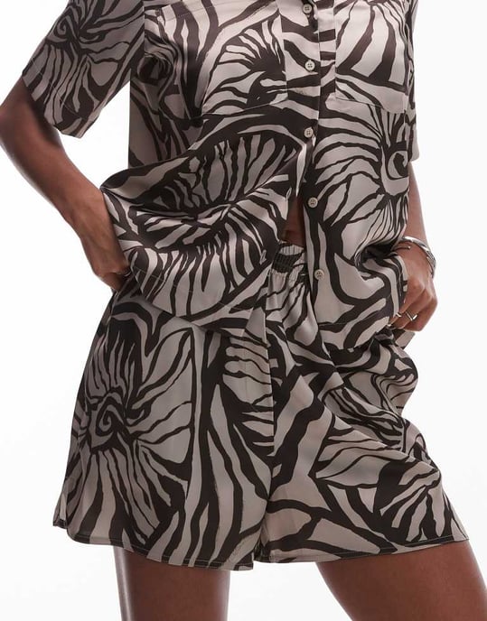 Topshop samordnad skaltryck satinshorts i choklad - Image 3