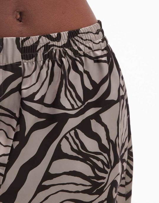 Topshop samordnad skaltryck satinshorts i choklad - Image 4