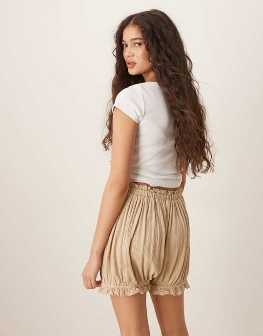 ASOS DESIGN koordinerade texturerade bloomer shorts i stenfarben - Image 4