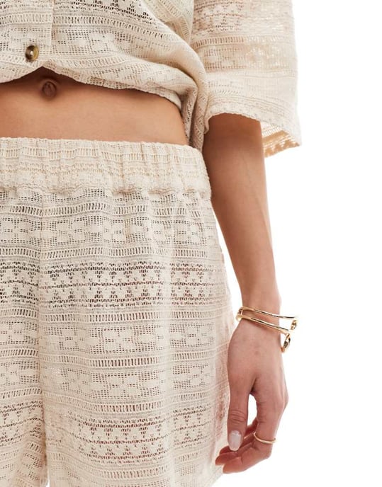 ASOS DESIGN virkade shorts set i crème - Image 4