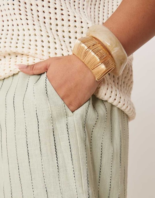 ASOS DESIGN Curve avslappnade pappashorts i linne med mönster i salvia squiggle-stripe - Image 4