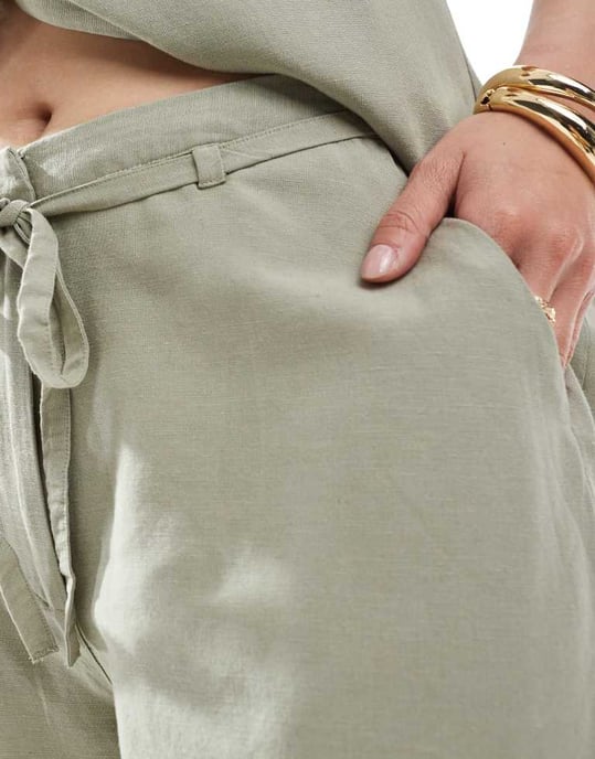 Vero Moda kort co-ord med knytning i midjan i havsgräs - Image 3