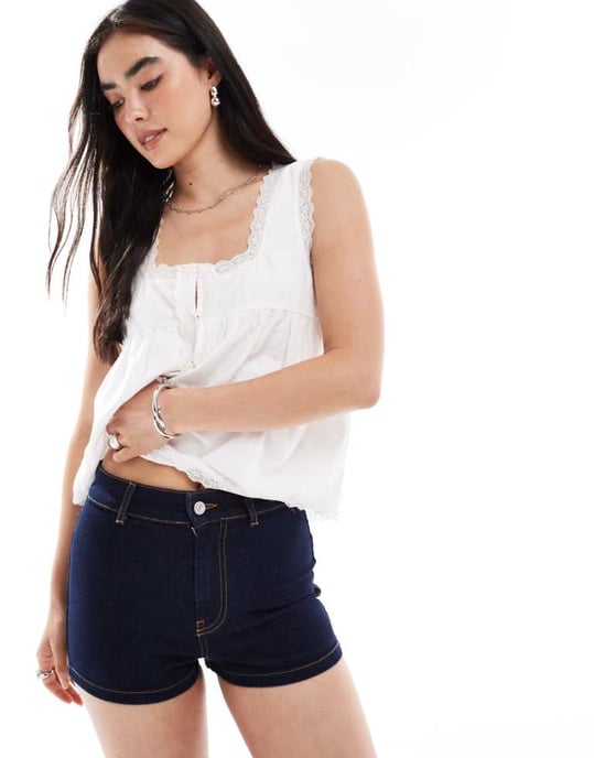 ASOS DESIGN mid-rise stretch denim mikrokort i indigo - Image 1