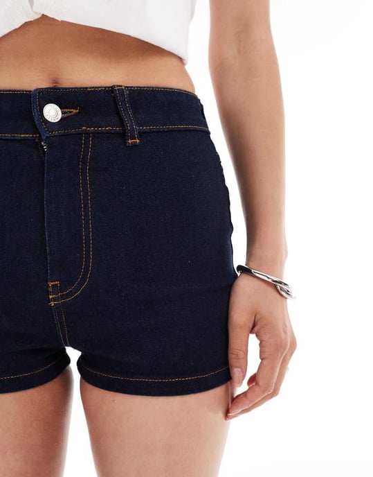 ASOS DESIGN mid-rise stretch denim mikrokort i indigo - Image 2