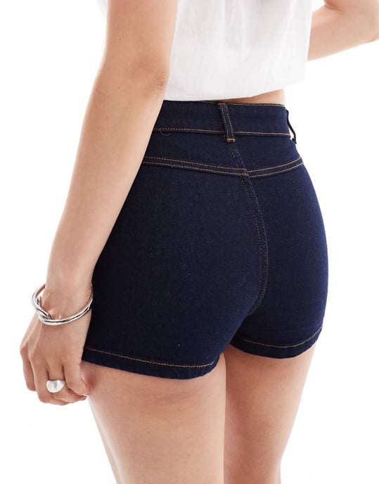 ASOS DESIGN mid-rise stretch denim mikrokort i indigo - Image 4