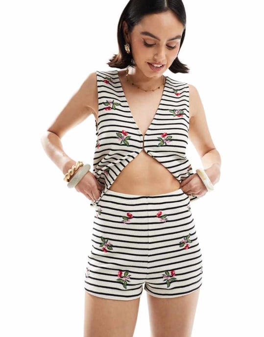 ASOS DESIGN randiga shorts med körsbärsbroderi - Image 1