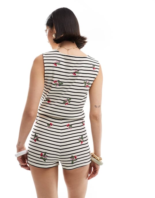 ASOS DESIGN randiga shorts med körsbärsbroderi - Image 2