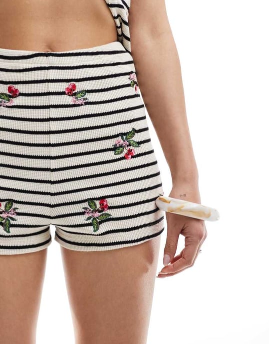 ASOS DESIGN randiga shorts med körsbärsbroderi - Image 3
