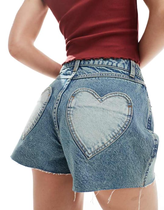 Miss Selfridge hjärtformad ficka denimshorts i mellanblå tvätt - Image 3