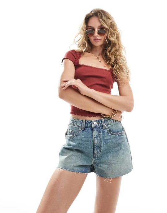 Miss Selfridge hjärtformad ficka denimshorts i mellanblå tvätt - Image 4