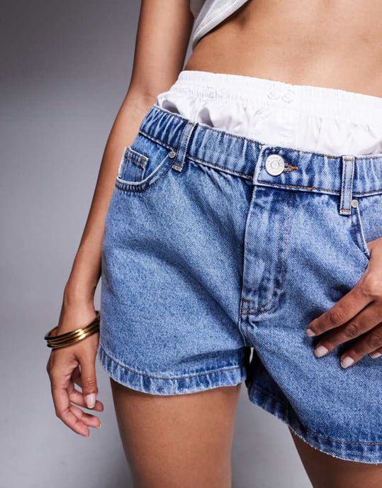 Couture Club denimshorts i ljusblå med avtagbar boxershortsspets. - Image 4