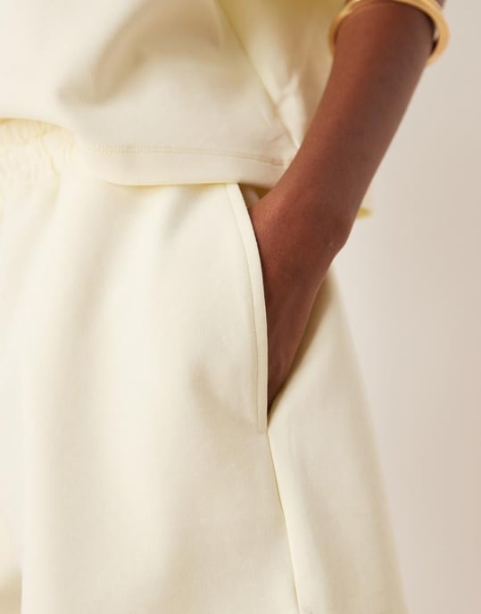 ASOS DESIGN koord interlockshorts i citron - Image 3