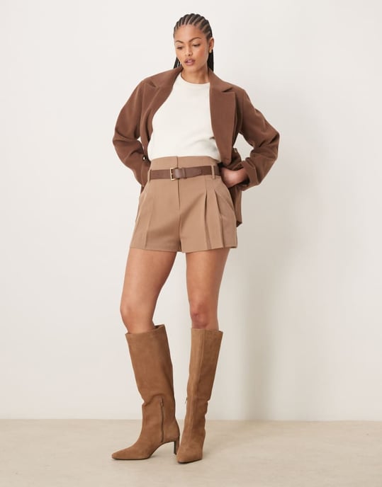 ASOS DESIGN Lång skräddarsydd hög midja shorts med PU-bälte i choklad - Image 2