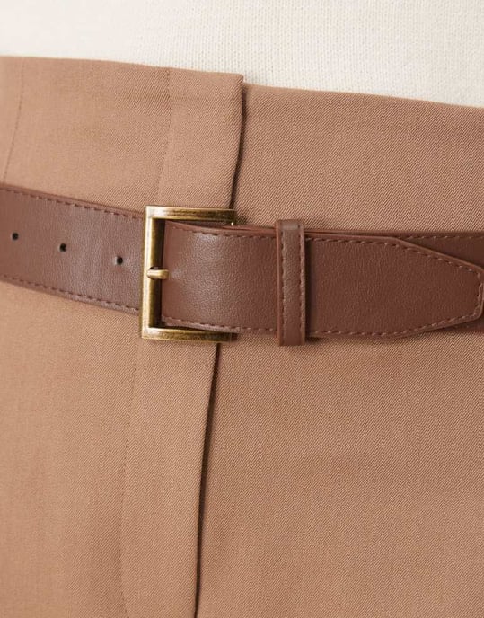 ASOS DESIGN Lång skräddarsydd hög midja shorts med PU-bälte i choklad - Image 3