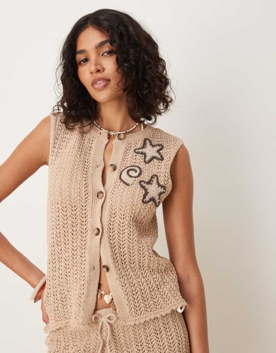 ASOS DESIGN stickad kort set med virkad snäckor i brunt - Image 3