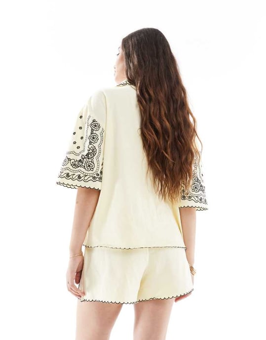 ASOS DESIGN kort med dragsnodd och bandana-brodyr i gult - Image 3