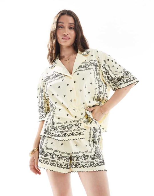 ASOS DESIGN kort med dragsnodd och bandana-brodyr i gult - Image 4